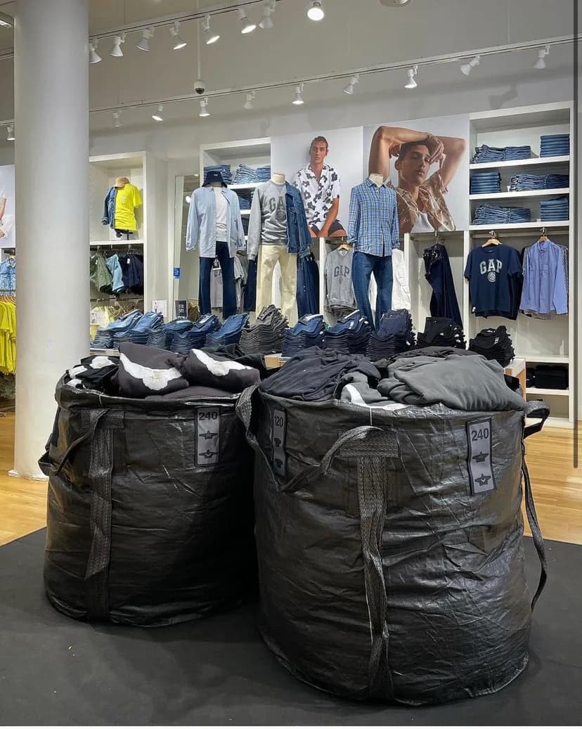 @owen__lang Everything was folded and they helped find sizes
