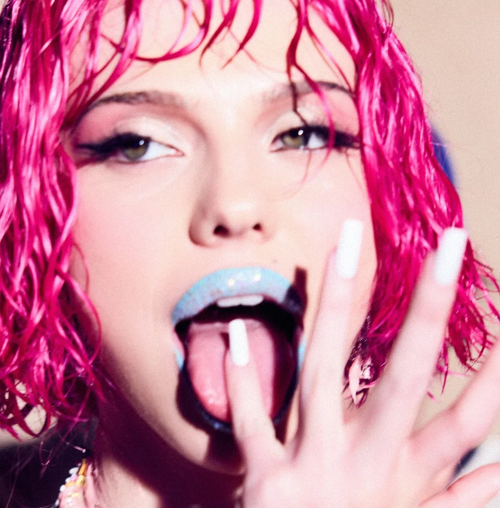 ADÉLA's "Ain't In LA" Reaches Top 3 On Global Spotify Streaming Chart For First Time