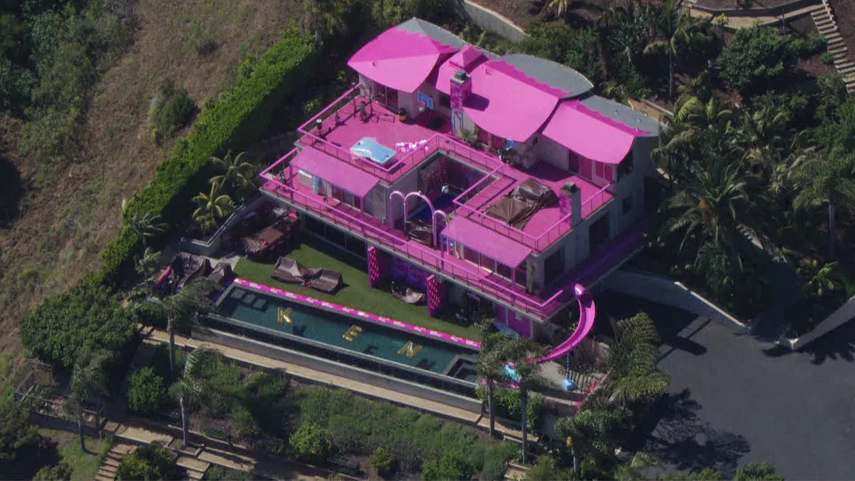 Spotted this thing from 10 miles away flying over #Malibu today. Is that a.... real life #Barbie Malibu House?? Seems to be. Pink everything... a water slide... floating "KEN" letters. Publicity…