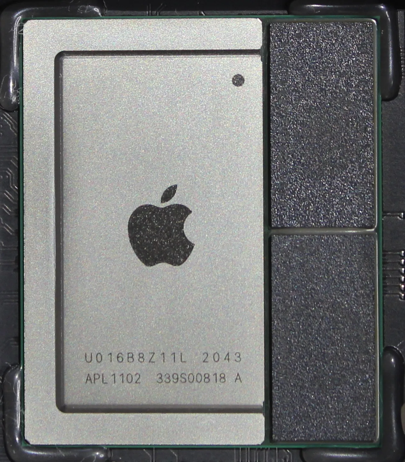 English: Apple M1 chip on a MacMini9,1 (M1, 2020) logic board.