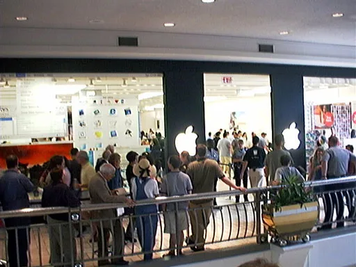 Queue at the original Tysons Corner Apple Store, 2001