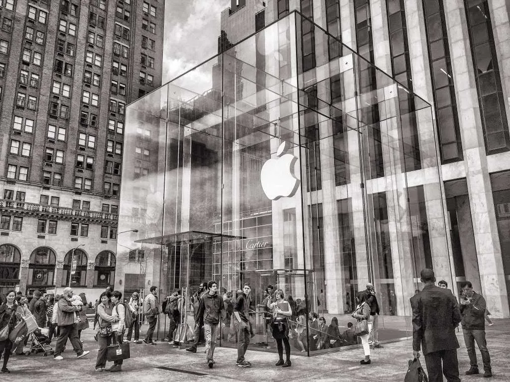 Apple Fifth Avenue's glass cube in New York