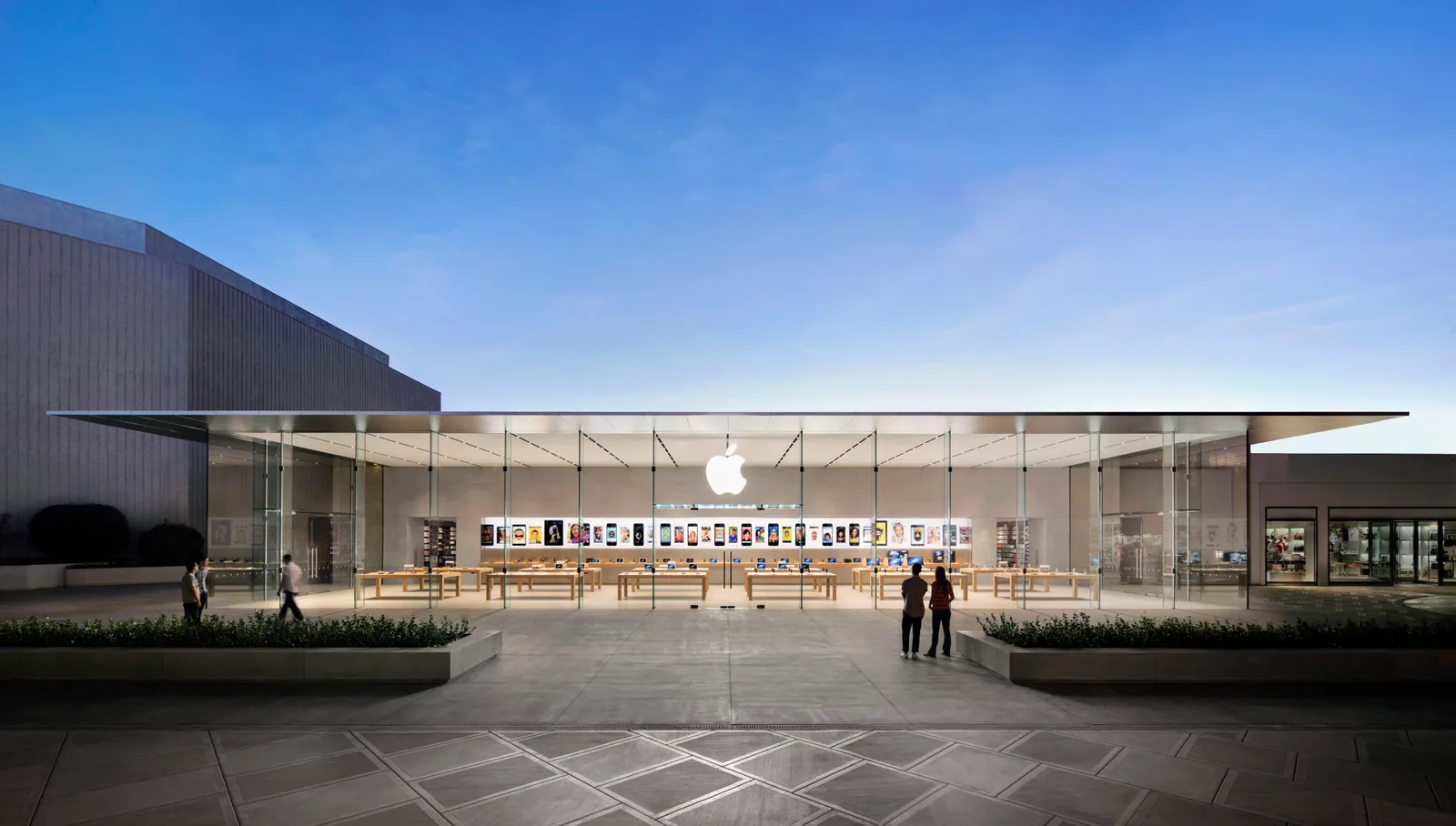 A glass-fronted Apple Store designed by Bohlin Cywinski Jackson