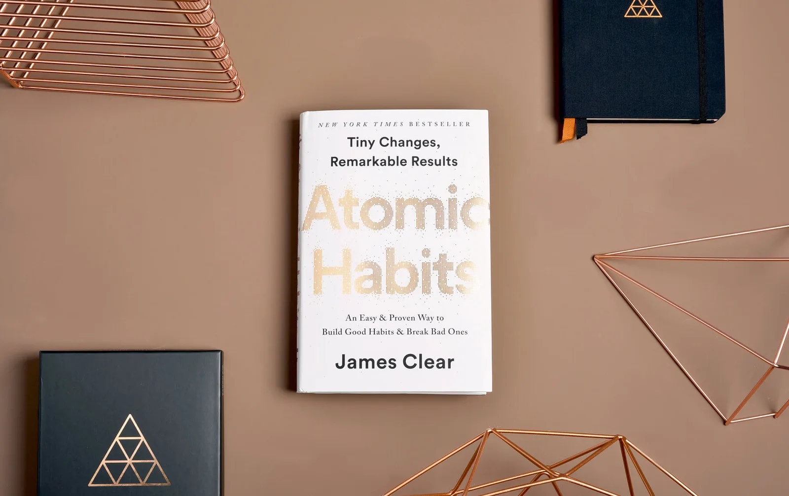 Official product photograph of Atomic Habits.