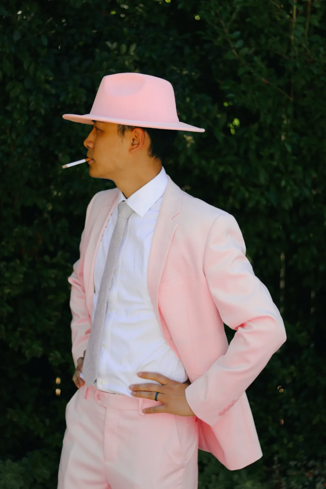 A pink suit and fedora worn as a Barbenheimer Halloween costume. CC BY-SA 4.0.