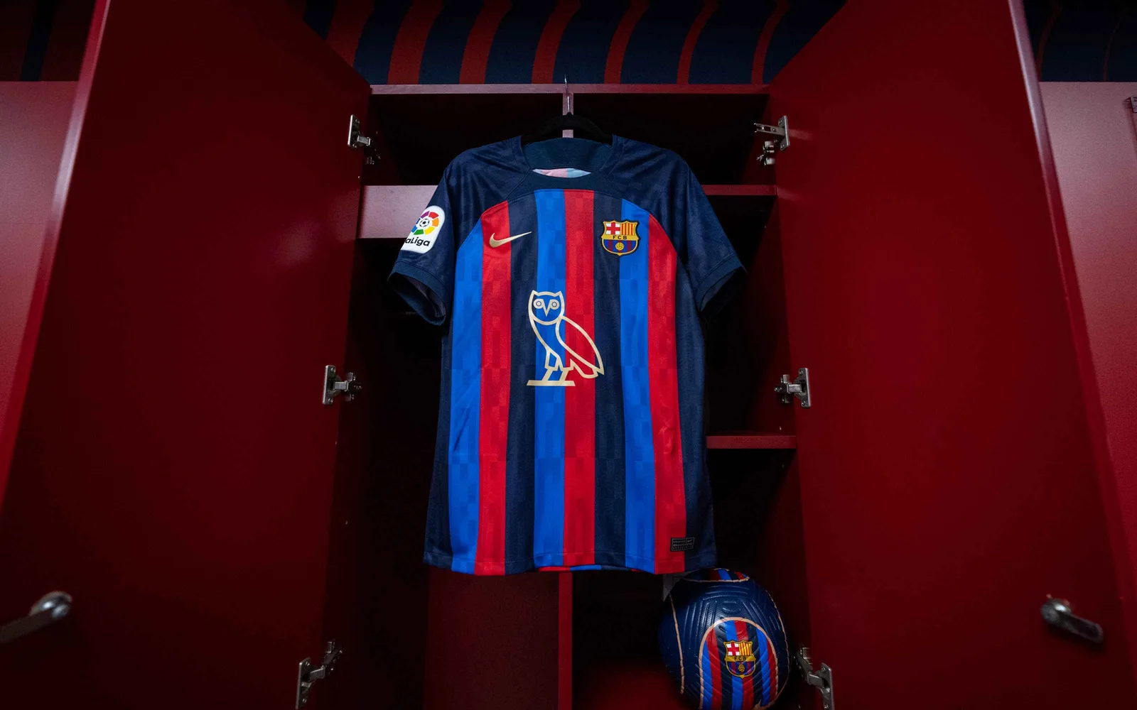 The OVO owl shirt hanging in a Barça dressing-room locker.