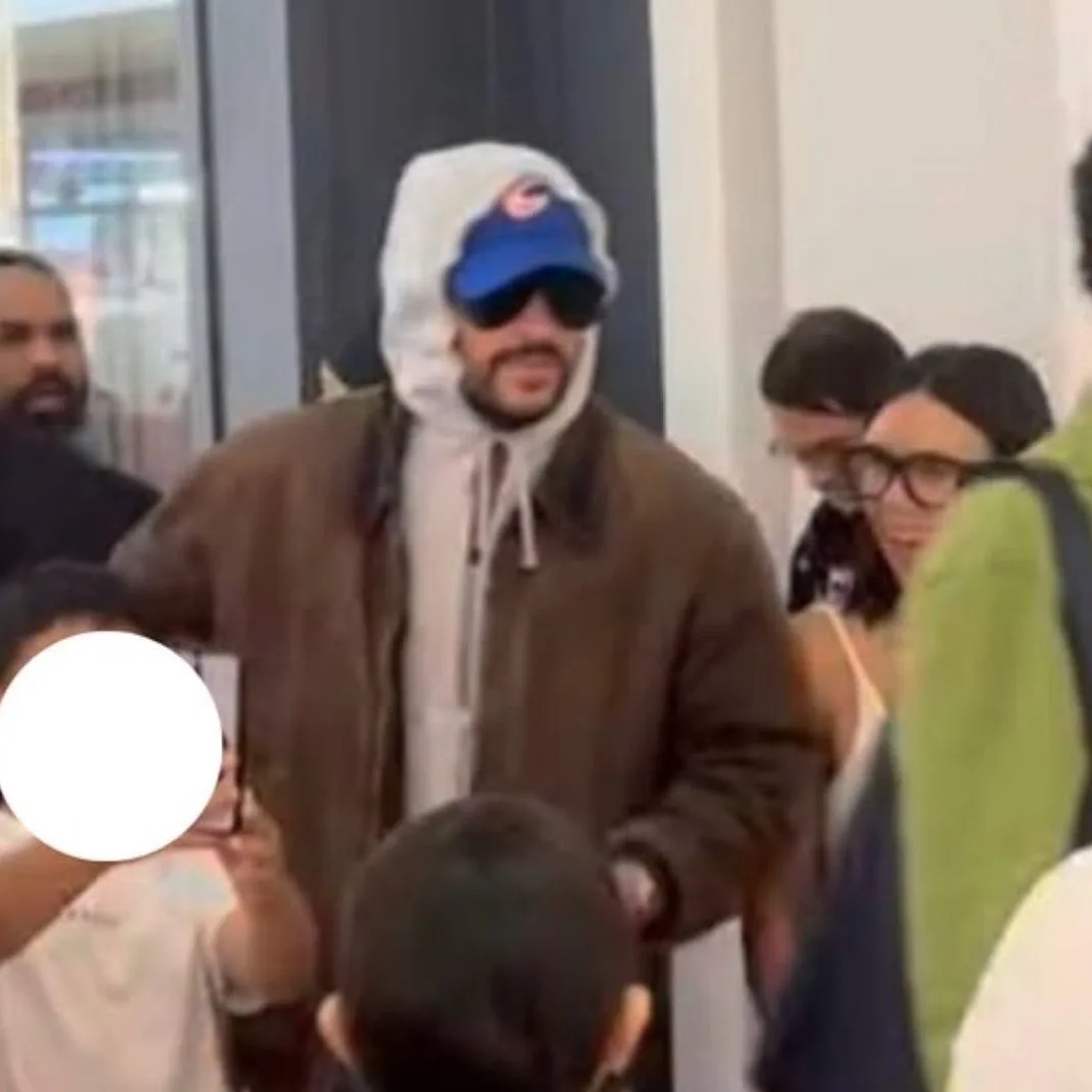 Bad Bunny llega a Zara de Plaza Las Américas y transforman la tienda para el lanzamiento de su colección 🇵🇷