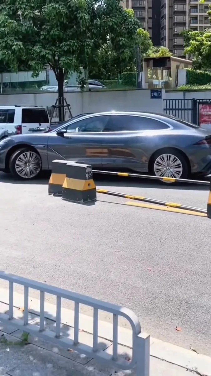 Look how BYD’s electric car turns at this narrow place. This is the car of the future.