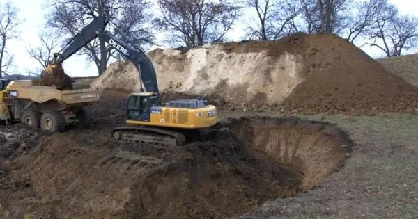 Cards Against Humanity Spent $100k to Dig a Giant, Pointless Hole in Holiday Stunt as Bleak as 2016