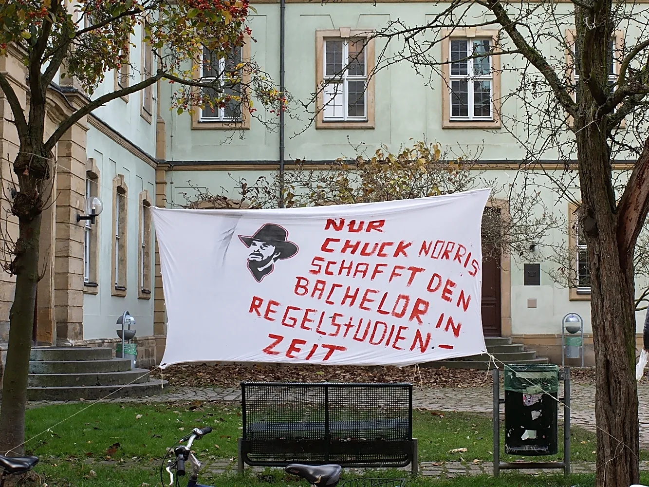 Student protest on the premises of the University of Bamberg: (German) "Only Chuck Norris manages to achieve a bachelor's degree in scheduled time."
