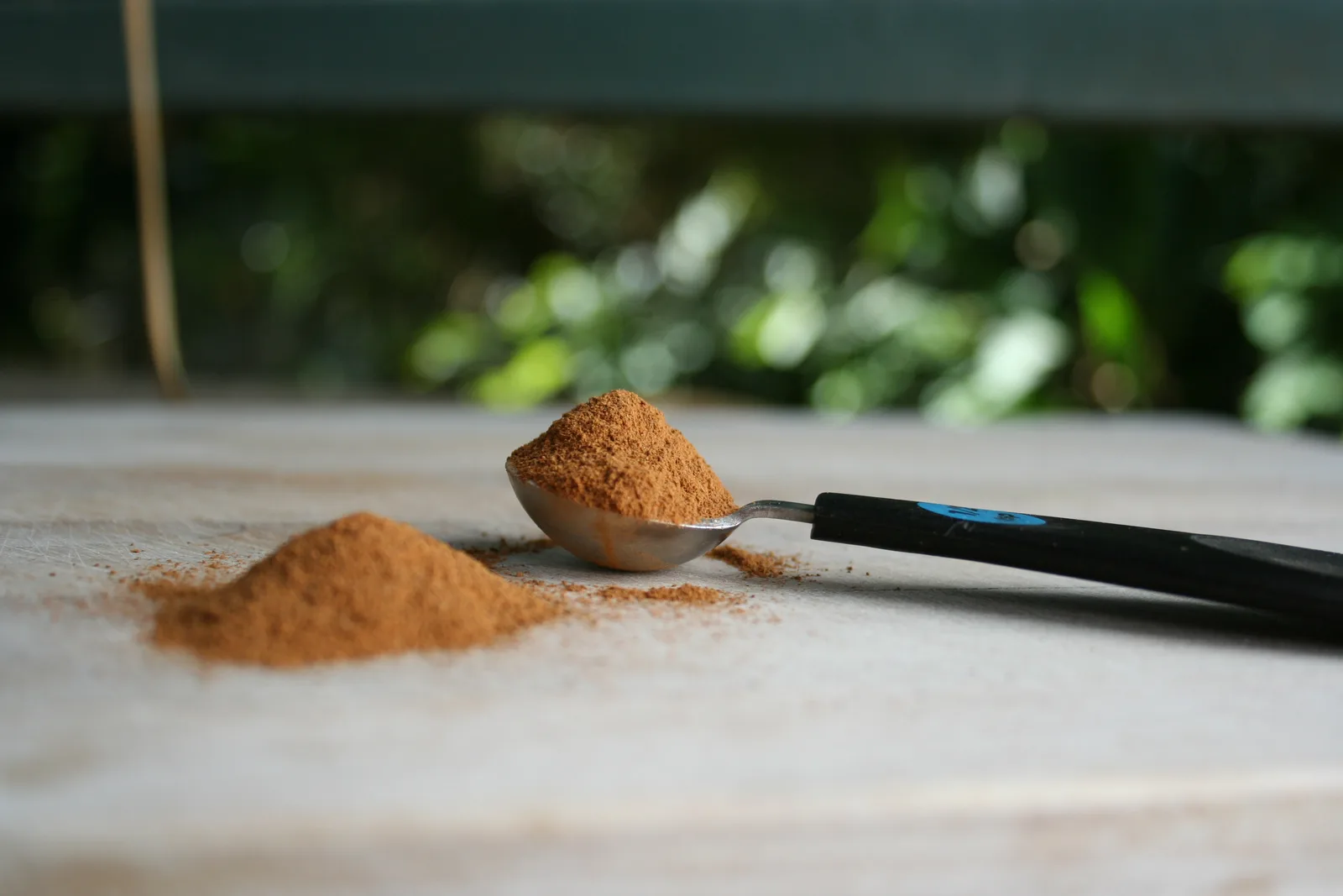 Ground cinnamon with measuring spoon