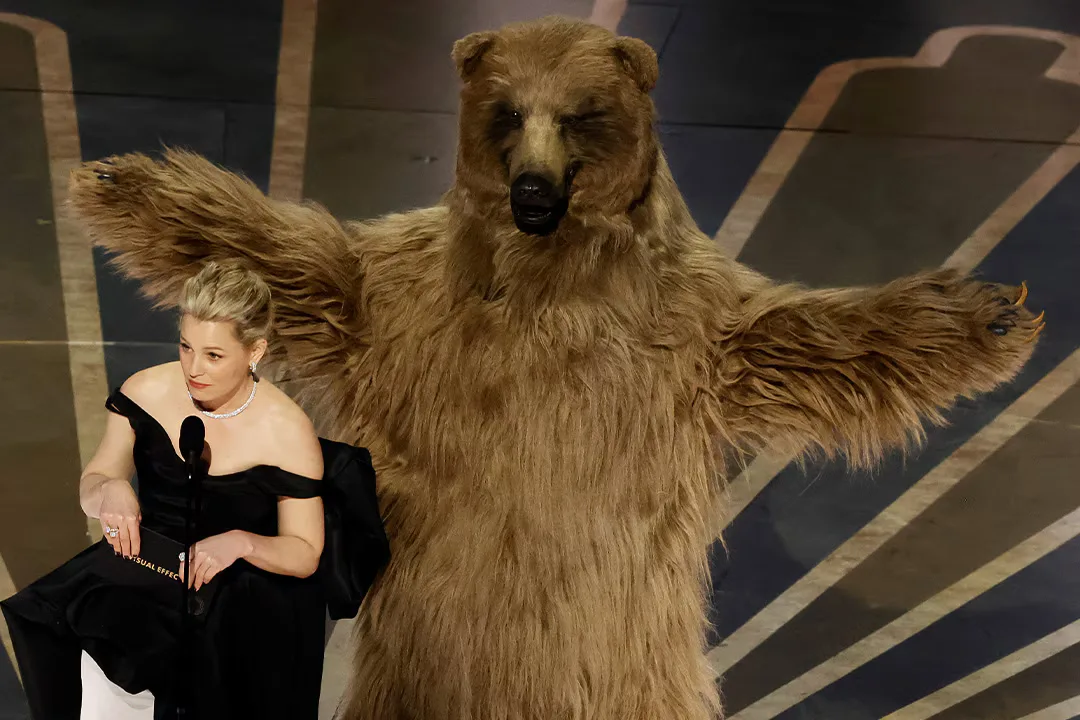 An unruly 'Cocaine Bear' helped Elizabeth Banks present award for Best Visual Effects at Oscars 2023