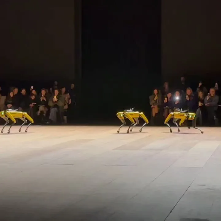 Robots abren el desfile de Coperni FW23 #pfw