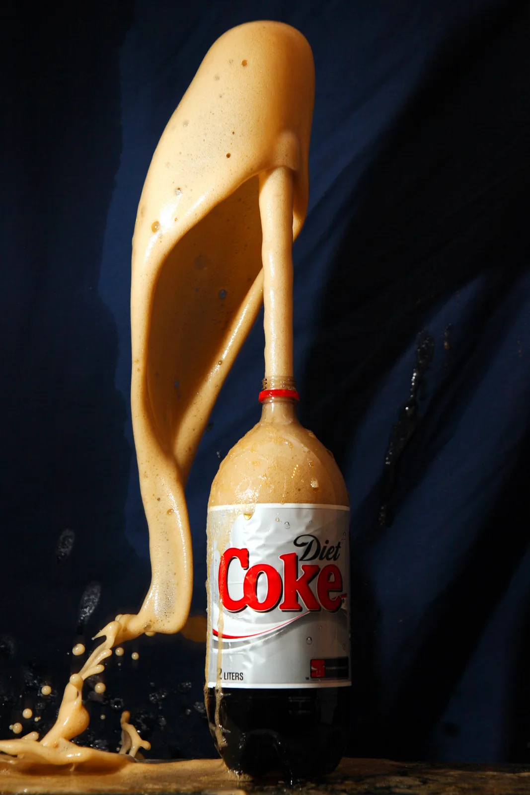 A single-bottle Diet Coke and Mentos geyser; CC BY-SA 3.0, not a photograph of Experiment #137.