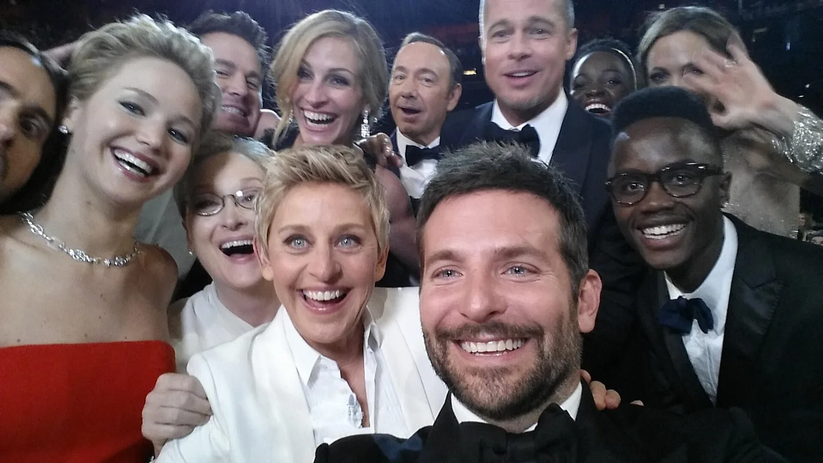 If only Bradley's arm was longer. Best photo ever. #oscars http://t.co/C9U5NOtGap