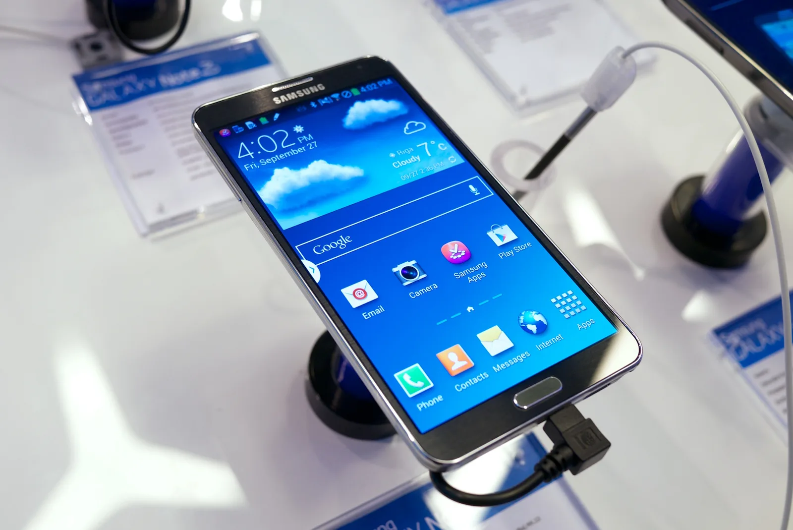 Samsung Galaxy Note 3 handset photographed by Kārlis Dambrāns; CC BY 2.0.