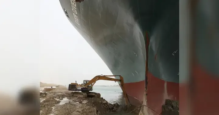 Hopes and memes rest on ‘tiny’ excavator digging out Suez Canal ship - National | Globalnews.ca