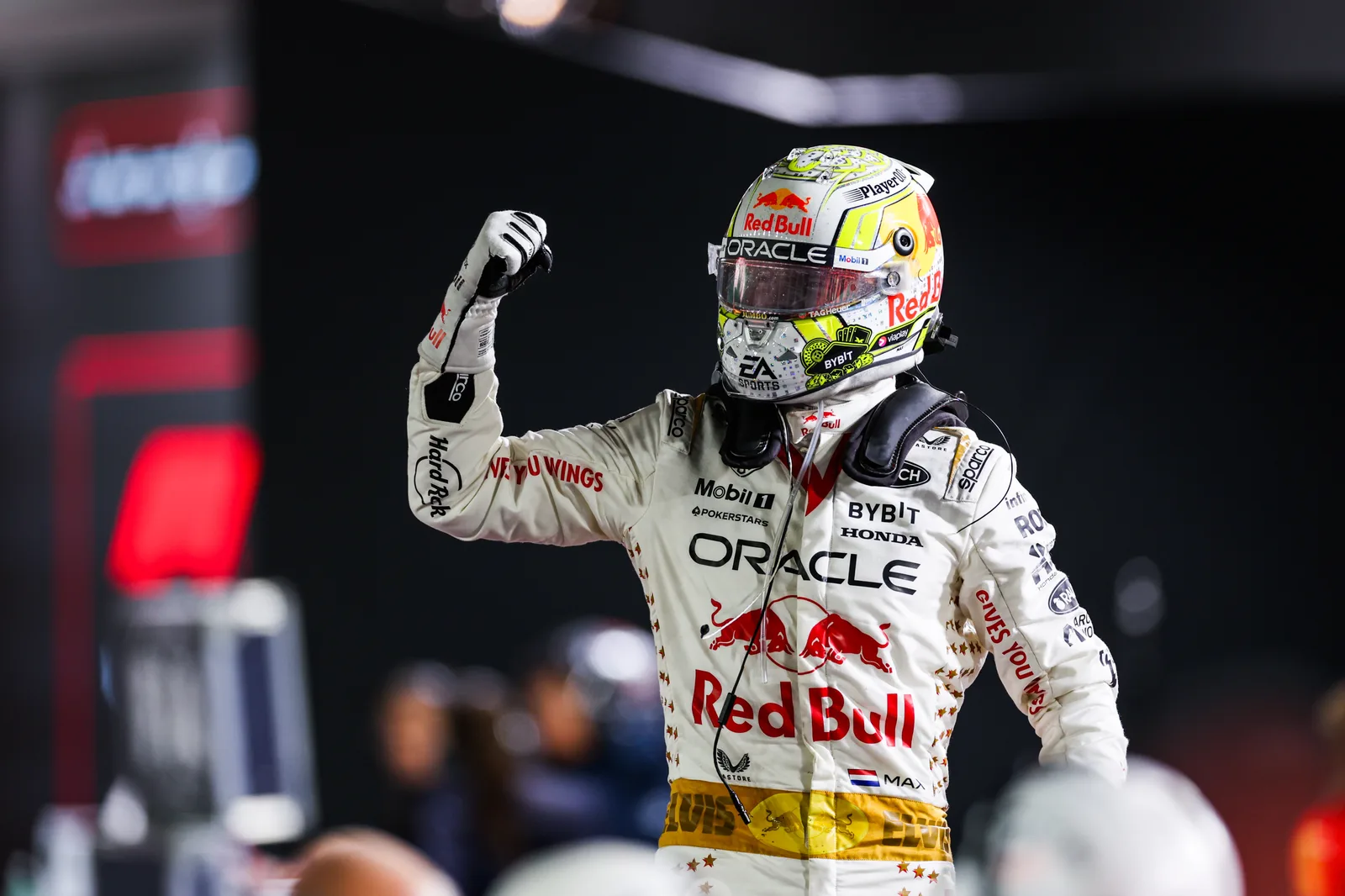 F1 - Verstappen overcomes penalty and damage to win Las Vegas Grand Prix ahead of Leclerc, Pérez