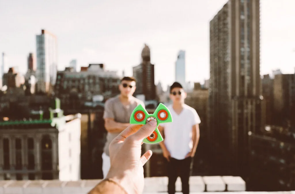 Conheça a dupla de 17 anos que criou o famoso Fidget Spinner
