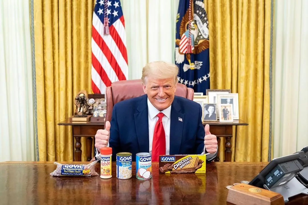 File:Donald J. Trump with Goya products on the Resolute Desk in the White House.jpg - Wikimedia Commons