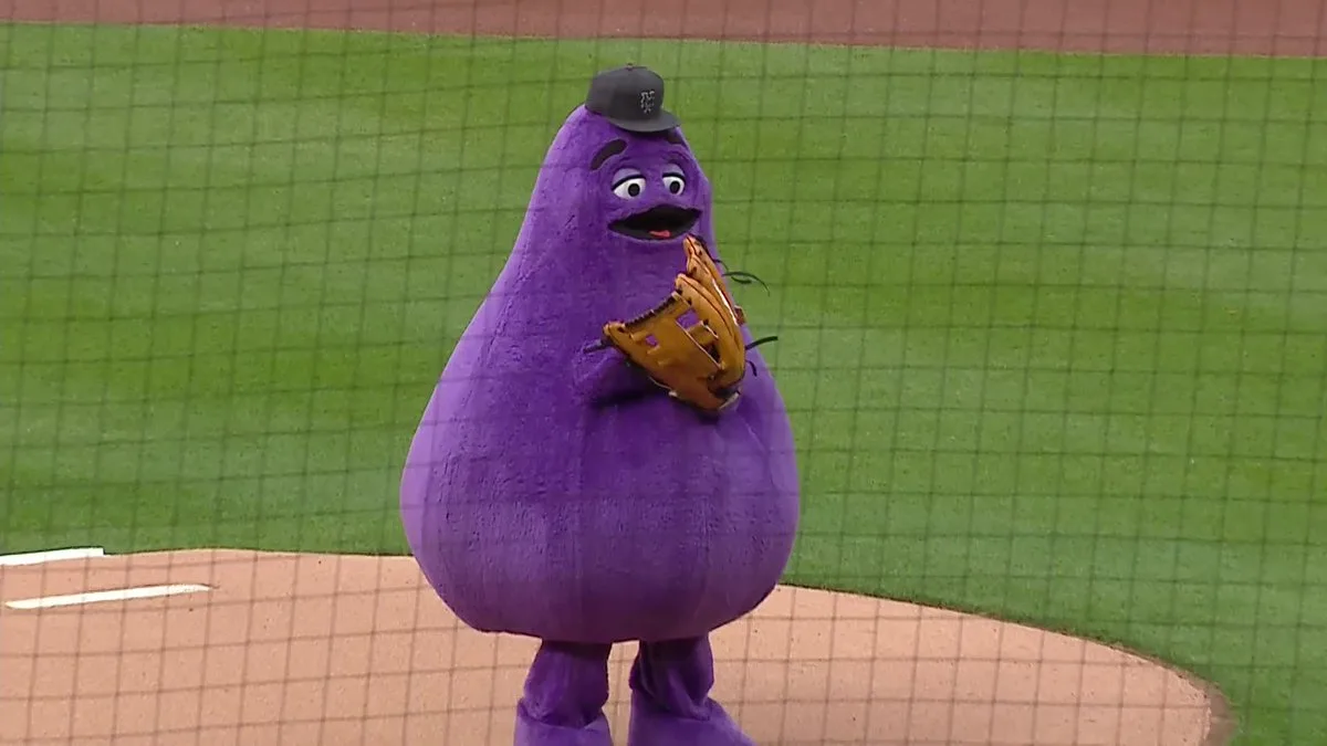 Grimace threw out the first pitch tonight at Citi Field 🟣