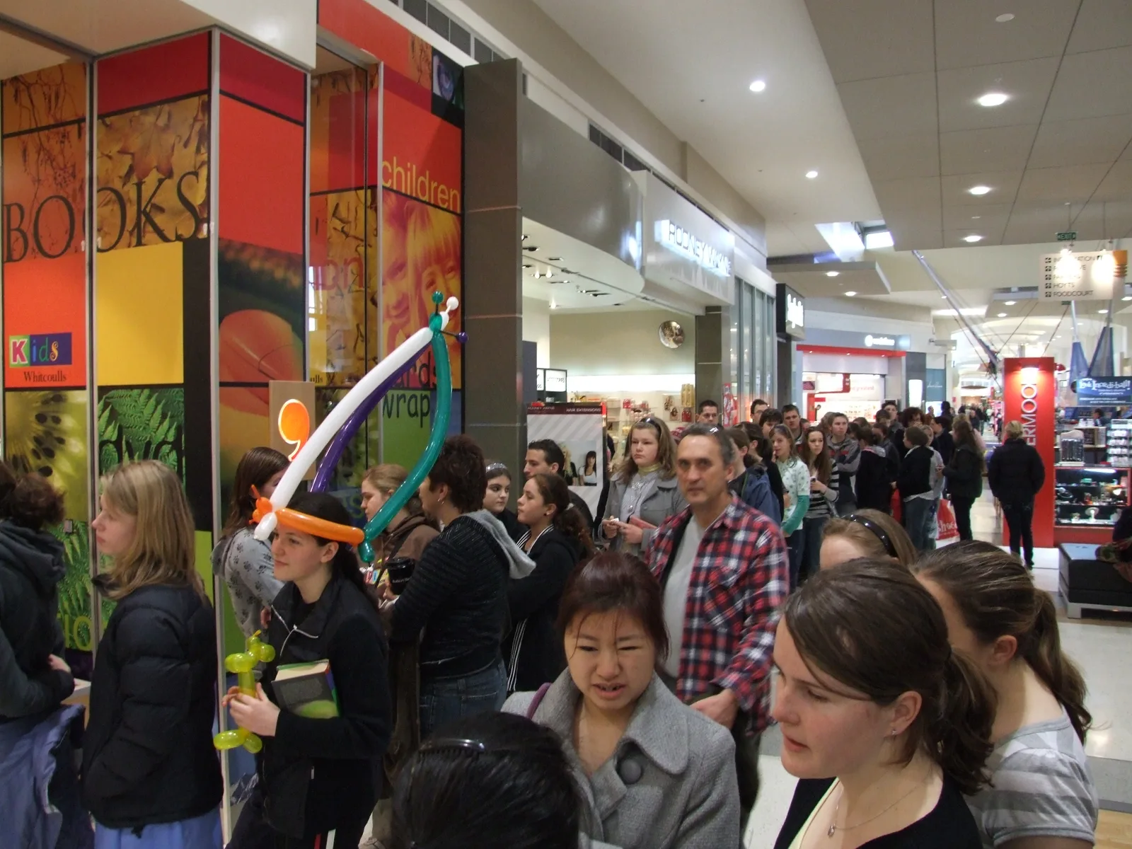 Readers queue at Whitcoulls, Christchurch, New Zealand, on July 21, 2007. CC BY 2.5 or CC BY-SA 3.0.