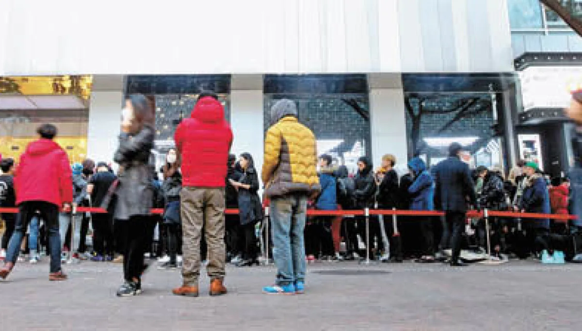 Queue outside H&M in Seoul for the Balmain launch