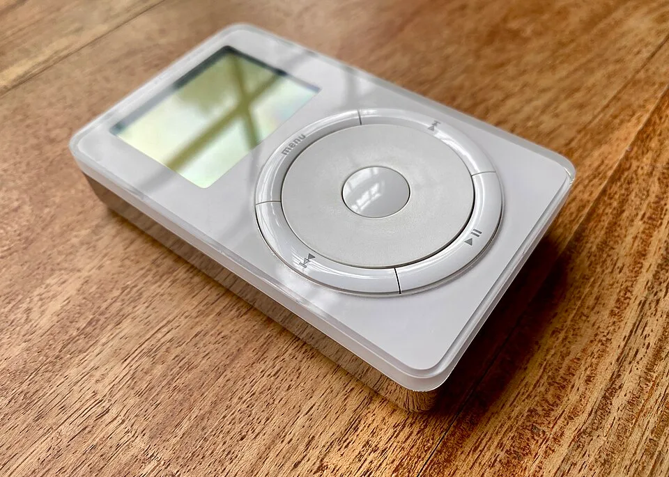 The original iPod on a wooden table, photographed in 2022. Creative Commons Attribution 2.0.