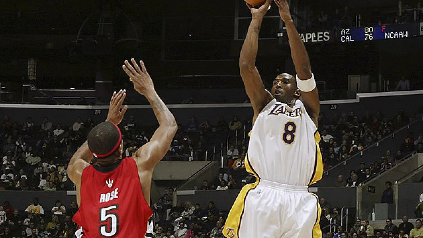 Kobe Bryant shooting over Jalen Rose in the 81-point game