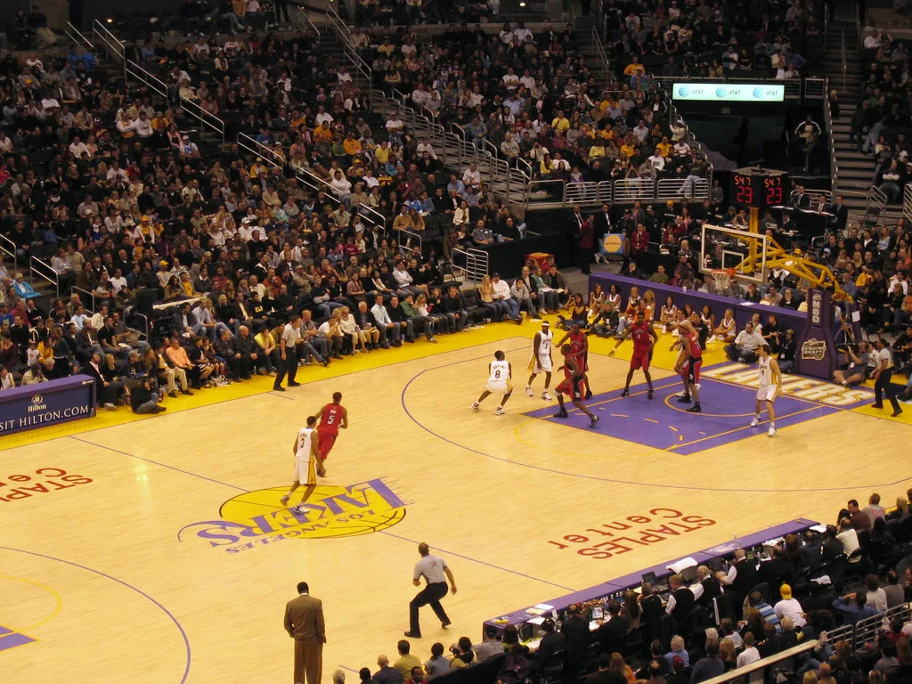 Kobe Bryant scoring against Toronto, January 22, 2006