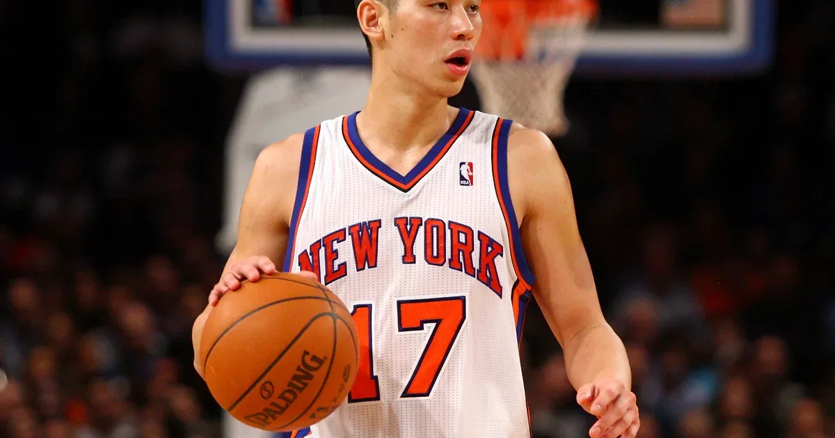 Jeremy Lin dribbling for the Knicks