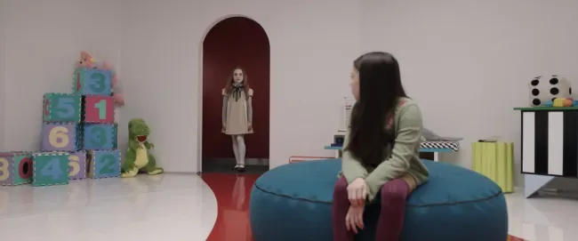 M3GAN, (aka MEGAN), from left: Amie Donald as M3gan (voice: Jenna Davis), Violet McGraw, 2023. © Universal Pictures / Courtesy Everett Collection