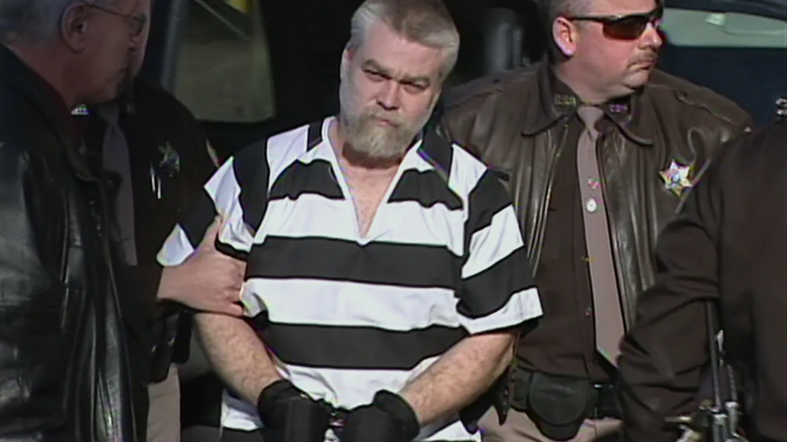 Steven Avery escorted by sheriff's deputies.