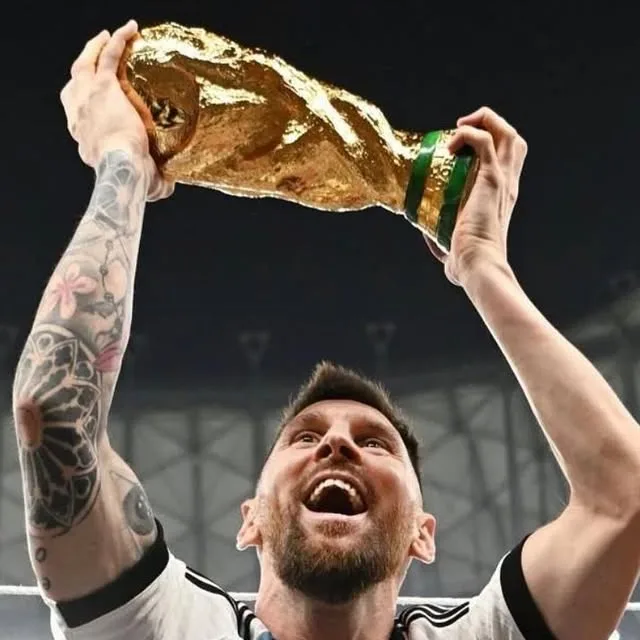 Messi lifts the World Cup in his CAMPEONES DEL MUNDO Instagram post