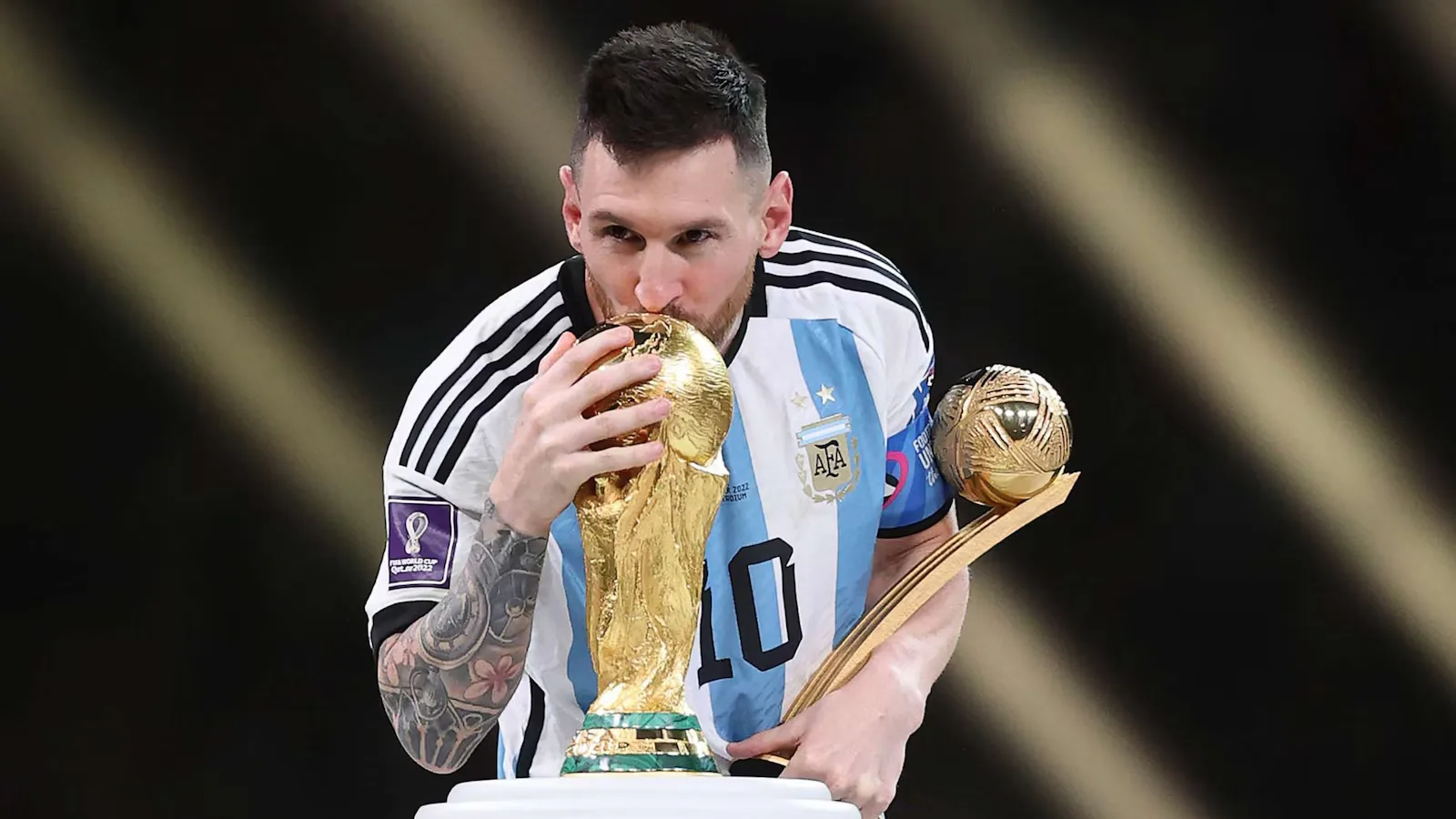 Messi kisses the World Cup trophy after the final
