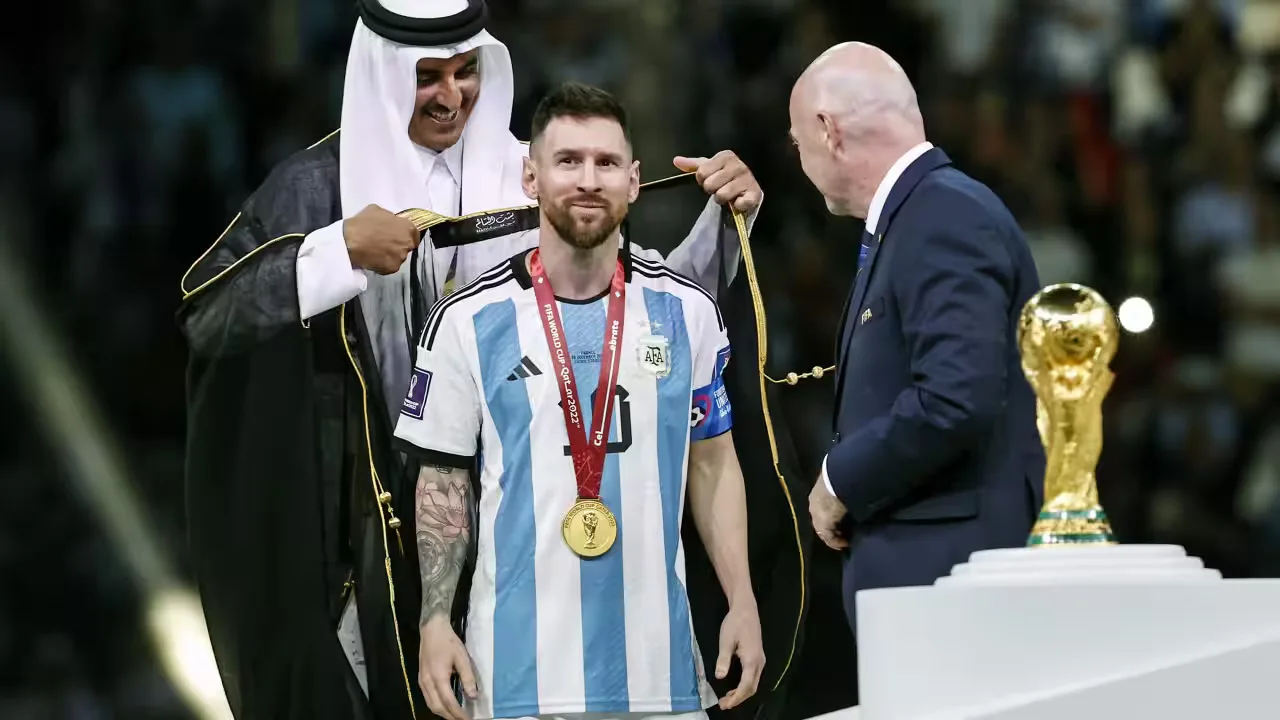 Qatar's emir places a bisht on Messi before the trophy lift