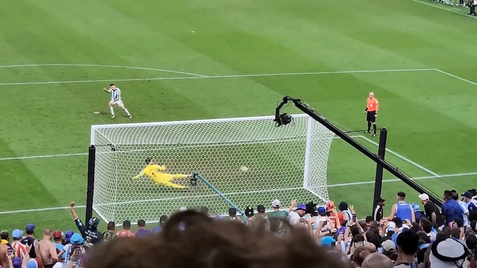 Gonzalo Montiel scores the winning penalty, December 18, 2022