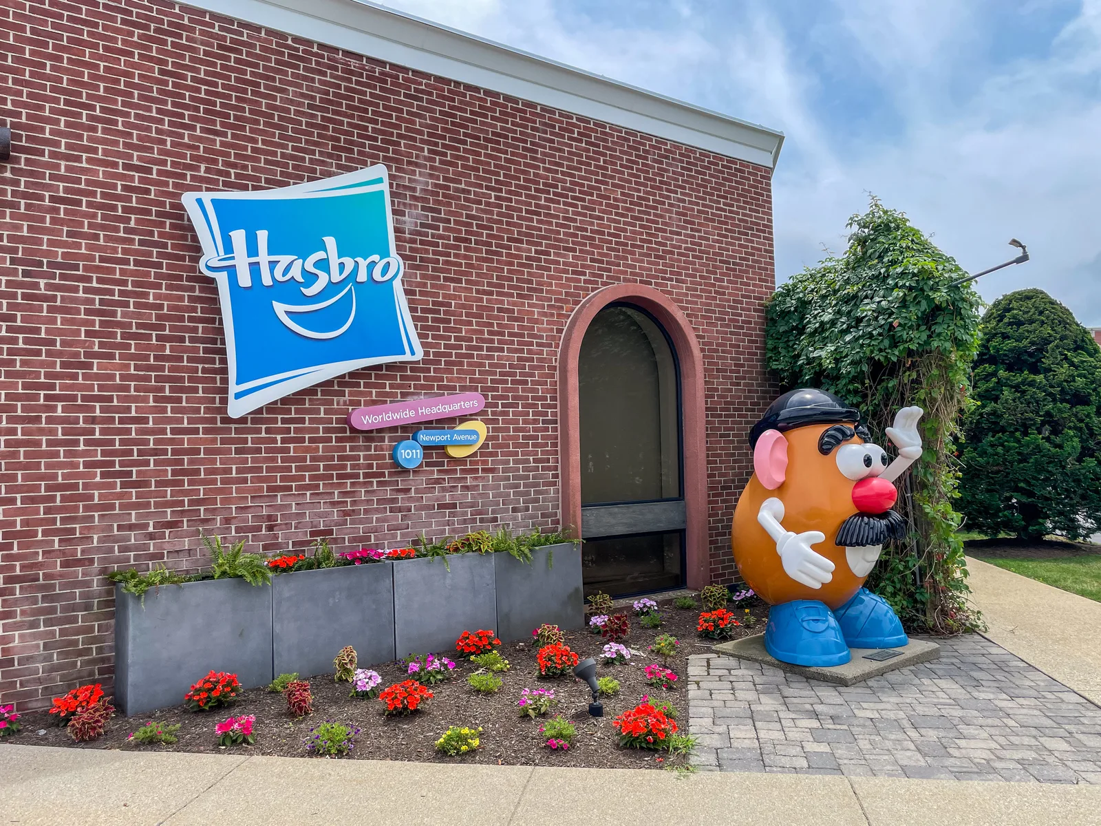 Historical Potato Head display outside Hasbro's Pawtucket headquarters, not the 2021 family set. CC BY 4.0.