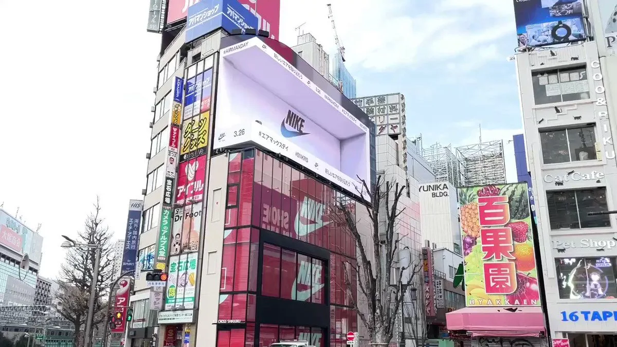 \📣放映開始/ AIR MAXの誕生35周年を記念して、 #クロス新宿ビジョン に巨大な #ナイキ の3Dシューズボックスが登場👟✨ 3月21日(月)より27日(日)までの放映です▶️