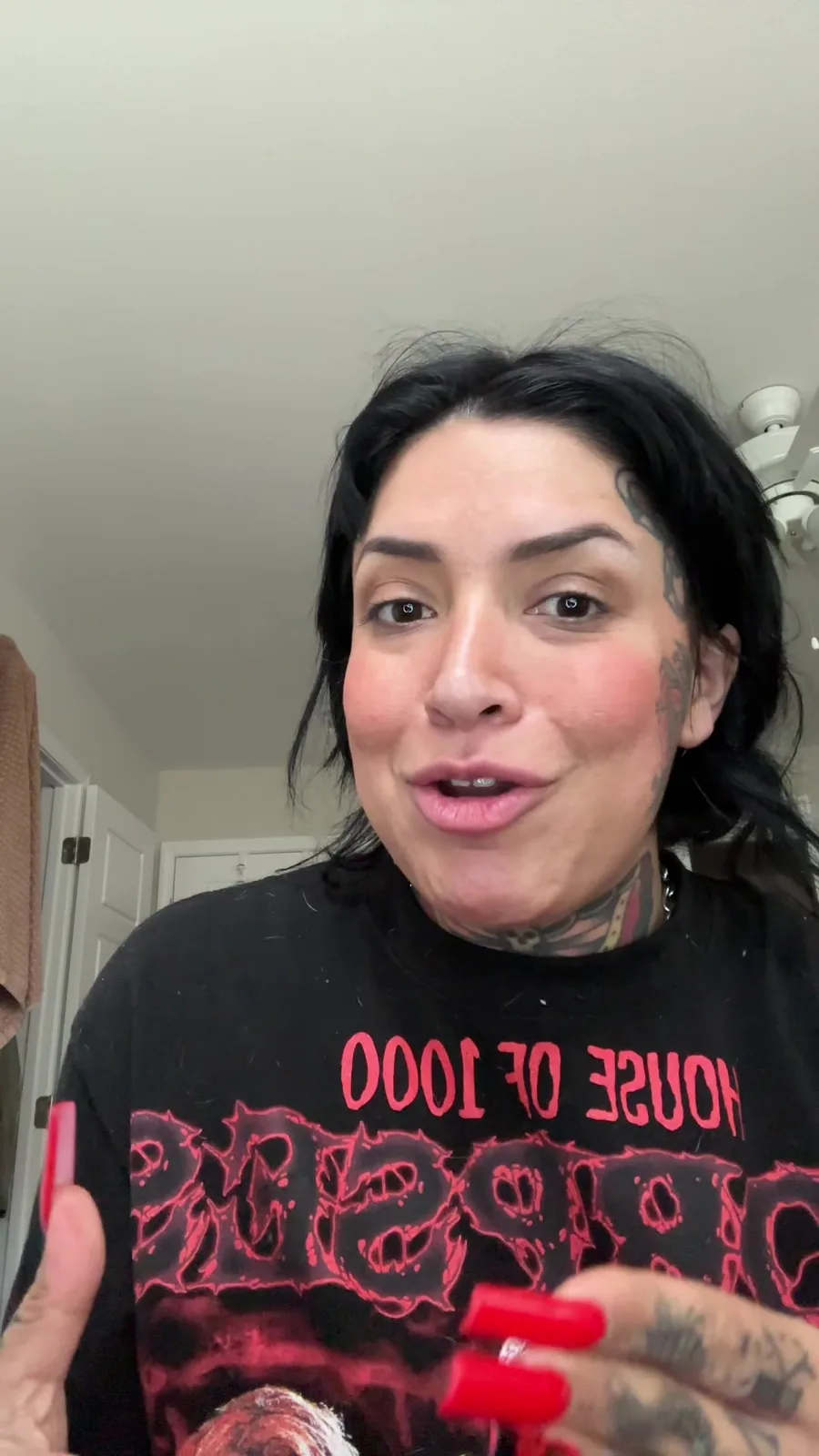 Someone tag @𝐒𝐇𝐄𝐋𝐁𝐘 𝐀𝐍𝐍 we need a makeup artists opinion 😂🖤