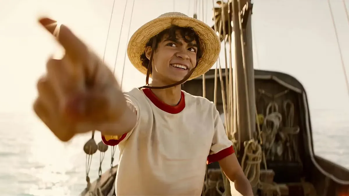 Iñaki Godoy as Luffy pointing from the ship.