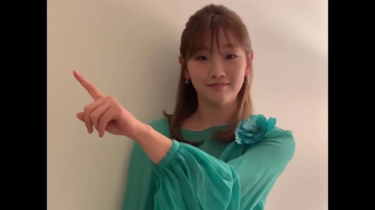 Park So-dam teaching the 'Jessica' jingle in a NEON video.
