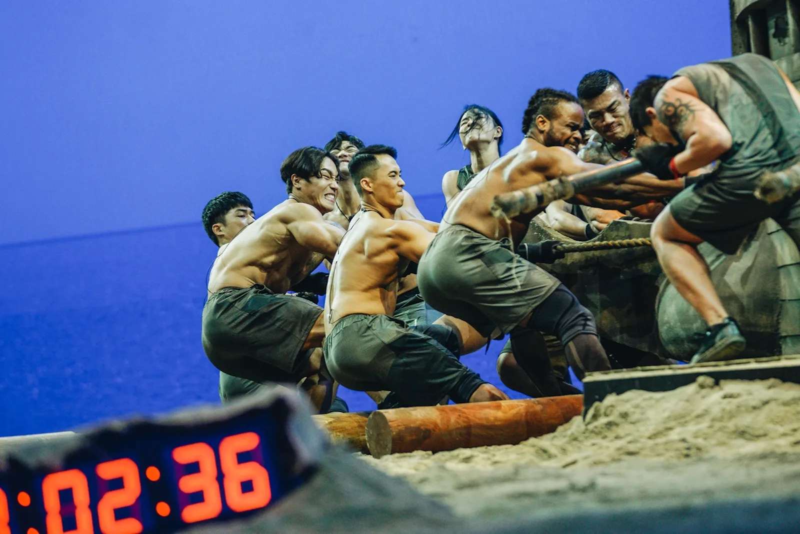Contestants strain on a rope as the clock runs down