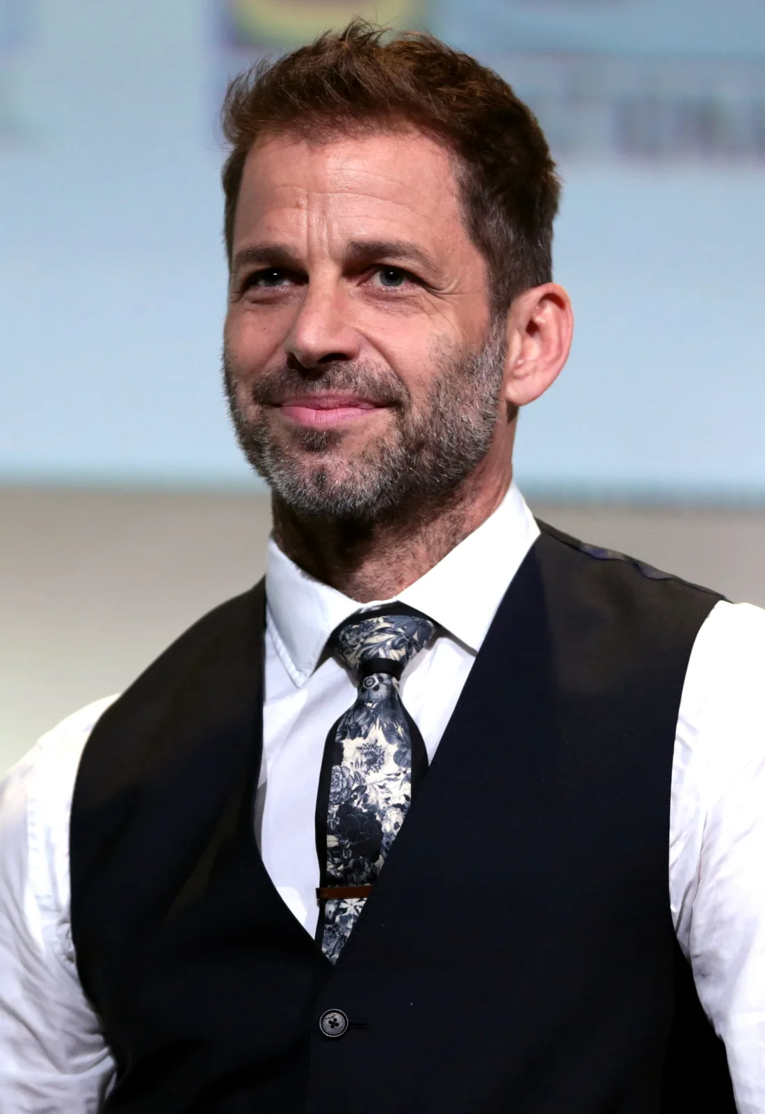 Zack Snyder speaking at San Diego Comic-Con in 2016; CC BY-SA 3.0.
