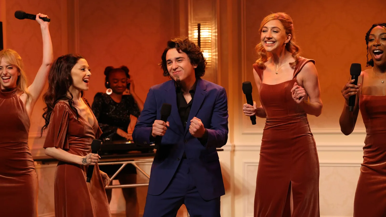 Sabrina Carpenter in SNL's Domingo sketch