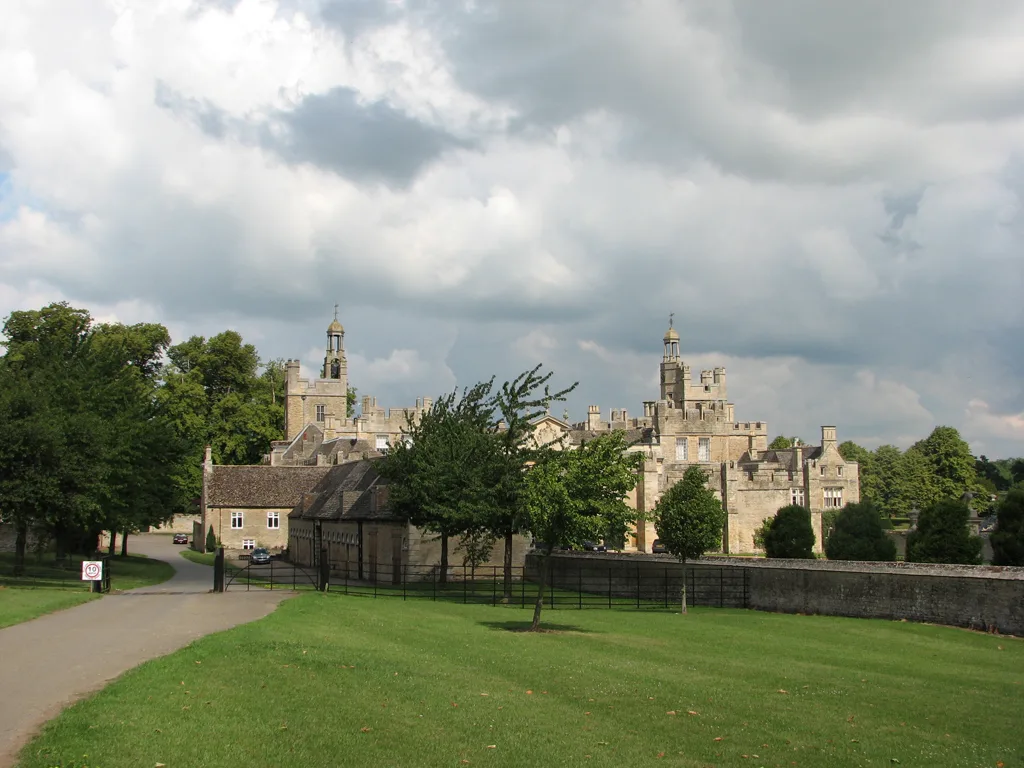 Drayton House exterior, the film’s estate location. CC BY-SA 2.0.