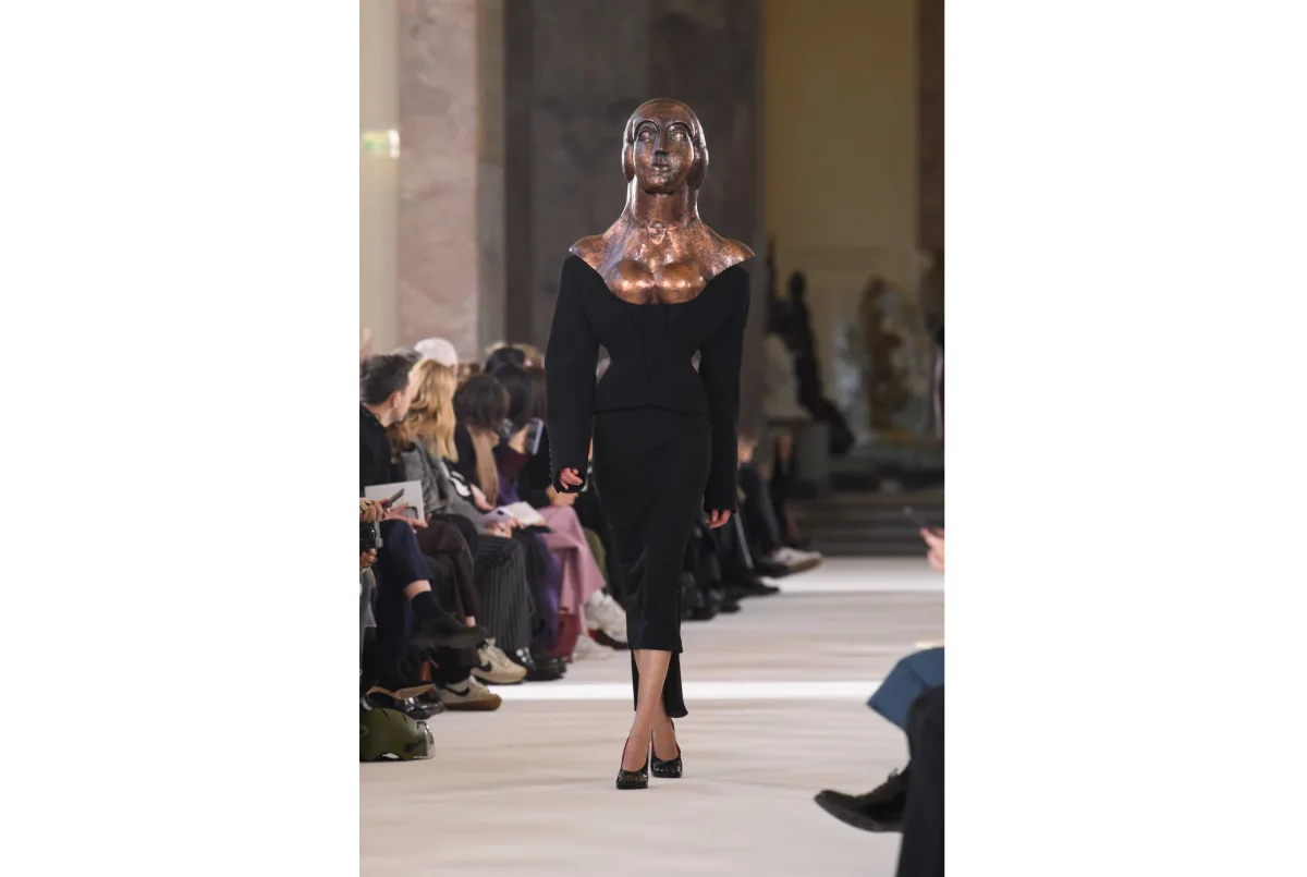Schiaparelli: Schiaparelli Presents Its New Haute Couture Spring-Summer 2023 Collection: Inferno - Luxferity