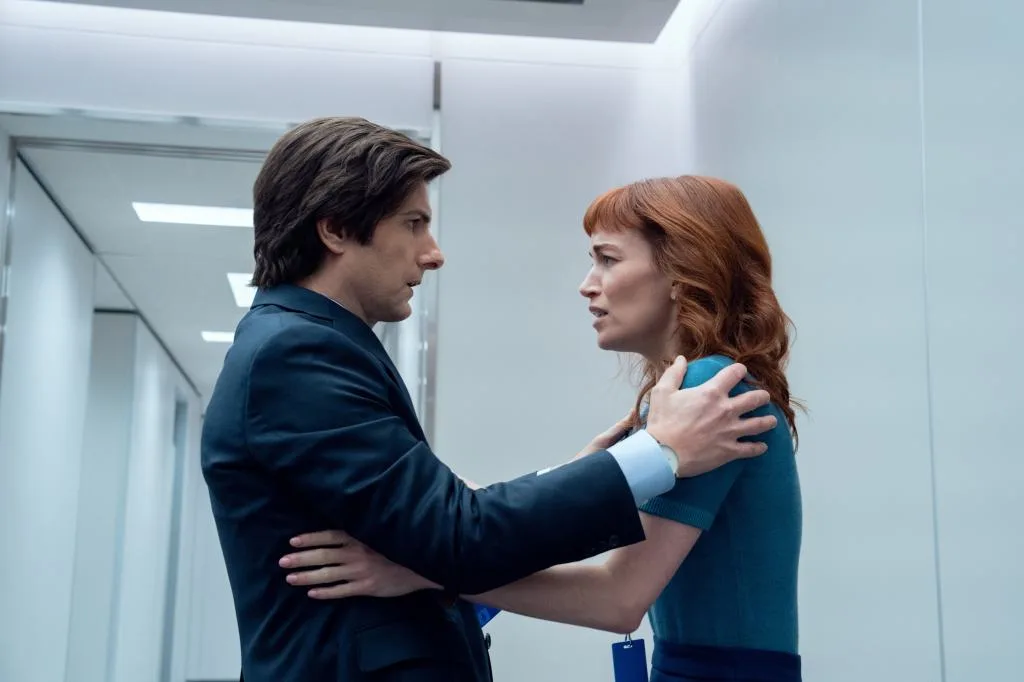 Mark and Helly embrace in a Lumon hallway