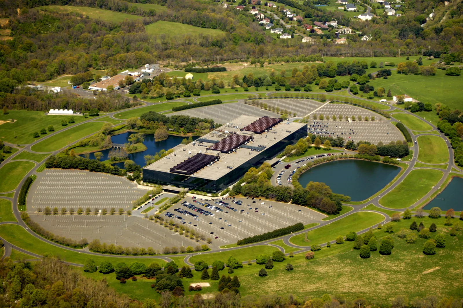 Bell Labs Holmdel exterior, used as Lumon’s headquarters; CC BY-SA 2.0.