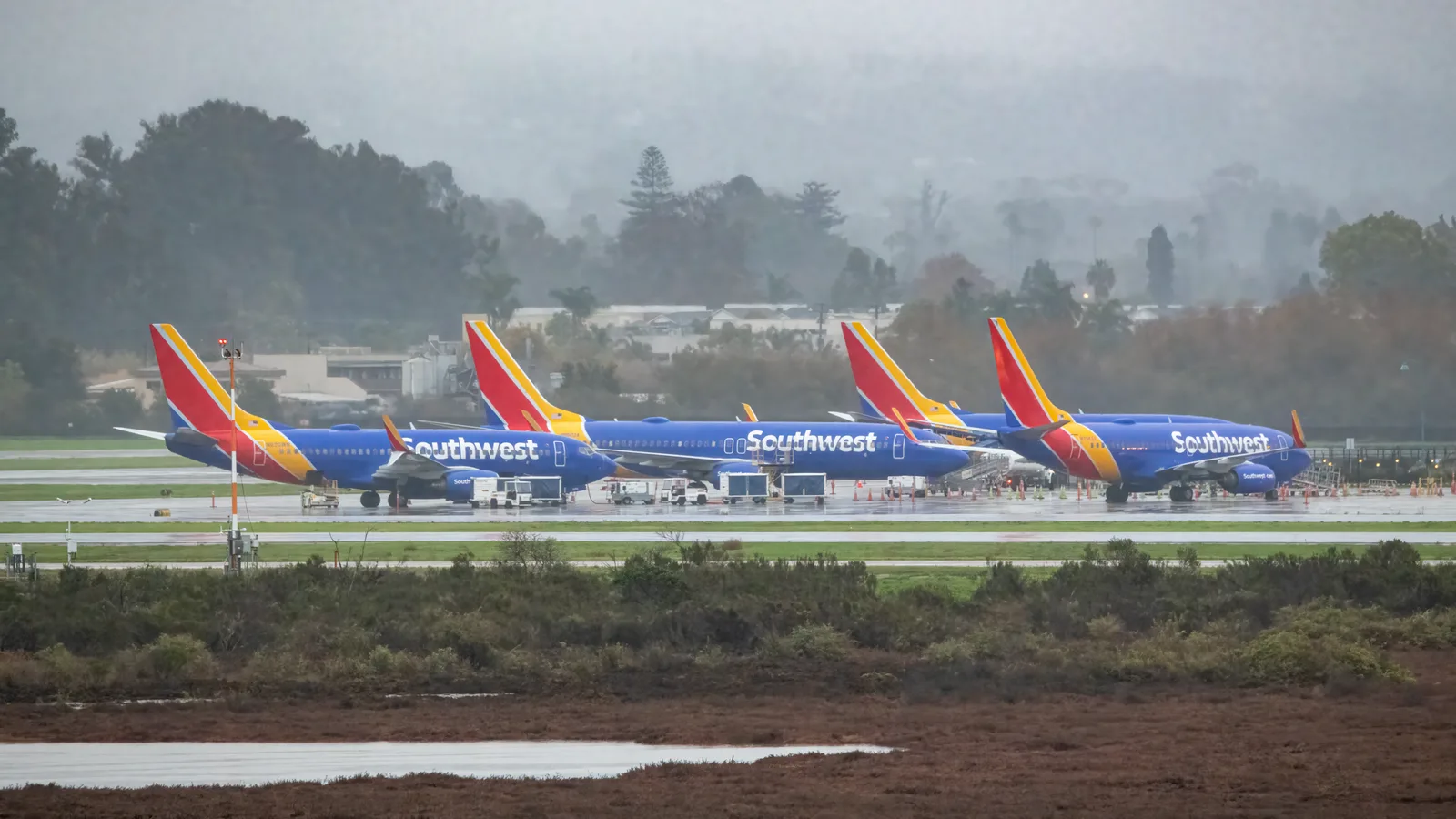 On a normal day, there are 6 arrivals and 6 departures and rarely more than one 737 at the airport at the same time. Here is the view on December 27: five planes (one not visible here because it's…